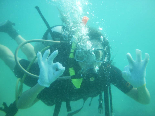 Rachel Grant scuba diving for giant clam conservation